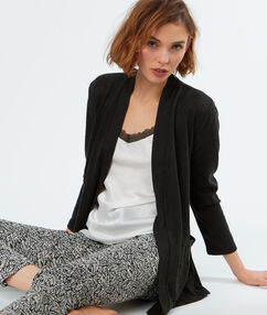 Product Le pyjama 3 pièces en version so chic! Pyjama 3 pièces Débardeur satiné Pantalon imprimé Veste doudou à ceinture Le mannequin mesure 177cm et porte une taille S/36Description Le pyjama 3 pièces en version so chic! Pyjama 3 pièces Débardeur satiné Pantalon imprimé Veste doudou à ceinture Le mannequin mesure 177cm et porte une taille S/36 Femme Nuit > MODÈLES > Pyjamas 3 pièces > Pyjamas 3 pièces Frais de port offerts des 60EUR Mise à jour 12/28/17