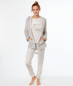 Product Ultra cute, ce pyjama 3 pièces est idéal pour un week-end cocooning! Pyjama 3 Pièces Top manches longues Pantalon imprimé Veste doudou à capuche Le mannequin mesure 177cm et porte une taille S/36Description Ultra cute, ce pyjama 3 pièces est idéal pour un week-end cocooning! Pyjama 3 Pièces Top manches longues Pantalon imprimé Veste doudou à capuche Le mannequin mesure 177cm et porte une taille S/36 Femme Nuit > MODÈLES > Pyjamas 3 pièces > Pyjamas 3 pièces Frais de port offerts des 60EUR Mise à jour 12/29/17