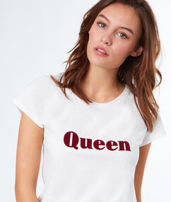 Product La Queen, c´est vous! Le cadeau parfait pour faire passer le message! Top col rond Manches courtes Application Queen Le mannequin mesure 177cm et porte une taille S/36Description La Queen, c´est vous! Le cadeau parfait pour faire passer le message! Top col rond Manches courtes Application Queen Le mannequin mesure 177cm et porte une taille S/36 Femme VP2017-AH Frais de port offerts des 60EUR Mise à jour 01/11/18