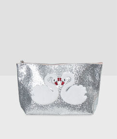 Product Une trousse glitter brodée de cygnes à emporter partout! Trousse à maquillage Glitter Fermeture zippéeDescription Une trousse glitter brodée de cygnes à emporter partout! Trousse à maquillage Glitter Fermeture zippée Femme Nuit > MODÈLES > Trousses Frais de port offerts des 60EUR Mise à jour 01/11/18