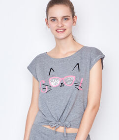 Product Côôl! Soyez cool et chillez dans ce top noué! Top Col rond Manches courtes Noué devant Imprimé chat Le mannequin mesure 177cm et porte une taille S/36Description Côôl! Soyez cool et chillez dans ce top noué! Top Col rond Manches courtes Noué devant Imprimé chat Le mannequin mesure 177cm et porte une taille S/36 Femme Nuit > MODÈLES > Hauts de Pyjama > Les Manches Courtes Frais de port offerts des 60EUR Mise à jour 01/11/18