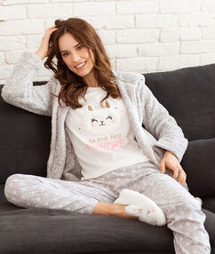 Product Ultra cute, ce pyjama 3 pièces est idéal pour un week-end cocooning! Pyjama 3 Pièces Top manches longues Pantalon imprimé Veste doudou à capuche Le mannequin mesure 177cm et porte une taille S/36Description Ultra cute, ce pyjama 3 pièces est idéal pour un week-end cocooning! Pyjama 3 Pièces Top manches longues Pantalon imprimé Veste doudou à capuche Le mannequin mesure 177cm et porte une taille S/36 Femme Nuit > MODÈLES > Pyjamas 3 pièces > Pyjamas 3 pièces Frais de port offerts des 60EUR Mise à jour 01/14/18