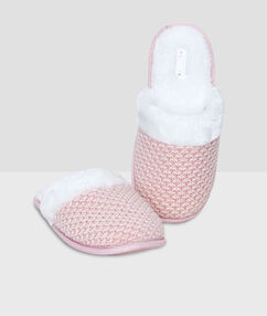 Product Et hop! On enfile ces chaussons fourrés qui gardent nos petons au chaud! Chaussons mules Maille Intérieur fourré Semelle renforcéeDescription Et hop! On enfile ces chaussons fourrés qui gardent nos petons au chaud! Chaussons mules Maille Intérieur fourré Semelle renforcée Femme Nuit > MODÈLES > Chaussons Frais de port offerts des 60EUR Mise à jour 01/15/18