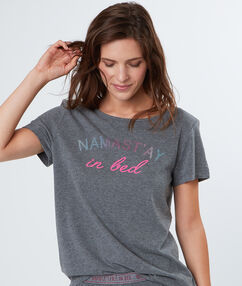 Product Pour méditer ou cocooner, adoptez ce top doux. Top Col rond Manches courtes Application texte Le mannequin mesure 177cm et porte une taille S/36Description Pour méditer ou cocooner, adoptez ce top doux. Top Col rond Manches courtes Application texte Le mannequin mesure 177cm et porte une taille S/36 Femme Nuit > MODÈLES > Hauts de Pyjama > Les Manches Courtes Frais de port offerts des 60EUR Mise à jour 01/11/18