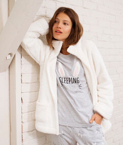 Product Ultra cute, ce pyjama 3 pièces est idéal pour un week-end cocooning! Pyjama 3 Pièces Top manches longues Pantalon imprimé Veste doudou à capuche Le mannequin mesure 177cm et porte une taille S/36Description Ultra cute, ce pyjama 3 pièces est idéal pour un week-end cocooning! Pyjama 3 Pièces Top manches longues Pantalon imprimé Veste doudou à capuche Le mannequin mesure 177cm et porte une taille S/36 Femme Nuit > MODÈLES > Pyjamas 3 pièces > Pyjamas 3 pièces Frais de port offerts des 60EUR Mise à jour 01/14/18