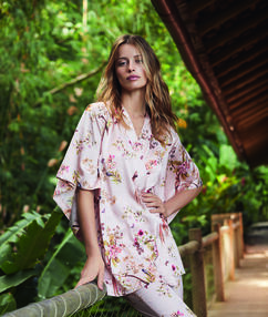 Product Sublimez votre look de nuit en enfilant ce déshabillé chic! Déshabillé satiné Imprimé Manches 3/4 Ceinture Le mannequin mesure 177cm et porte une taille S/36Description Sublimez votre look de nuit en enfilant ce déshabillé chic! Déshabillé satiné Imprimé Manches 3/4 Ceinture Le mannequin mesure 177cm et porte une taille S/36 Femme Nuit > MODÈLES > Déshabillés, Kimonos > Kimonos Glam Frais de port offerts des 60EUR Mise à jour 01/10/18