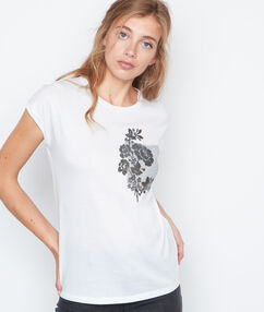Product Une fausse poche et des sequins scintillants le tee-shirt fait des fantaisies! Top Col rond Manches courtes Application poche et sequins Le mannequin mesure 177cm et porte une taille S/36Description Une fausse poche et des sequins scintillants le tee-shirt fait des fantaisies! Top Col rond Manches courtes Application poche et sequins Le mannequin mesure 177cm et porte une taille S/36 Femme PROMOS > PROMOS > Prêt-à-porter Frais de port offerts des 60EUR Mise à jour 01/11/18