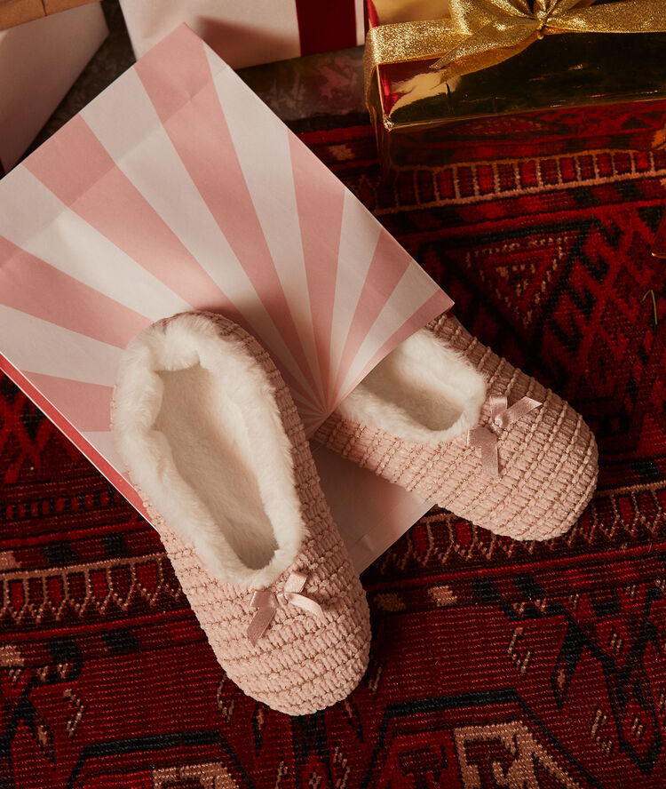 Chaussons fourrés rose.