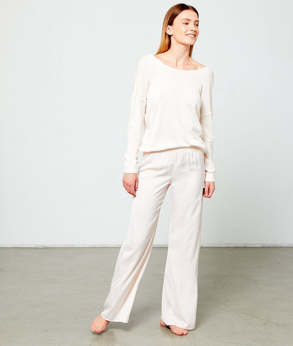 Pull maille fine dos décolleté rose poudre.