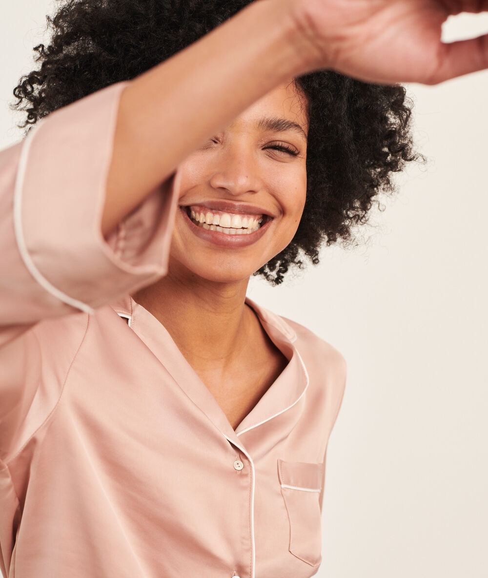 Chemise pyjama d'homme satinée rose poudre.