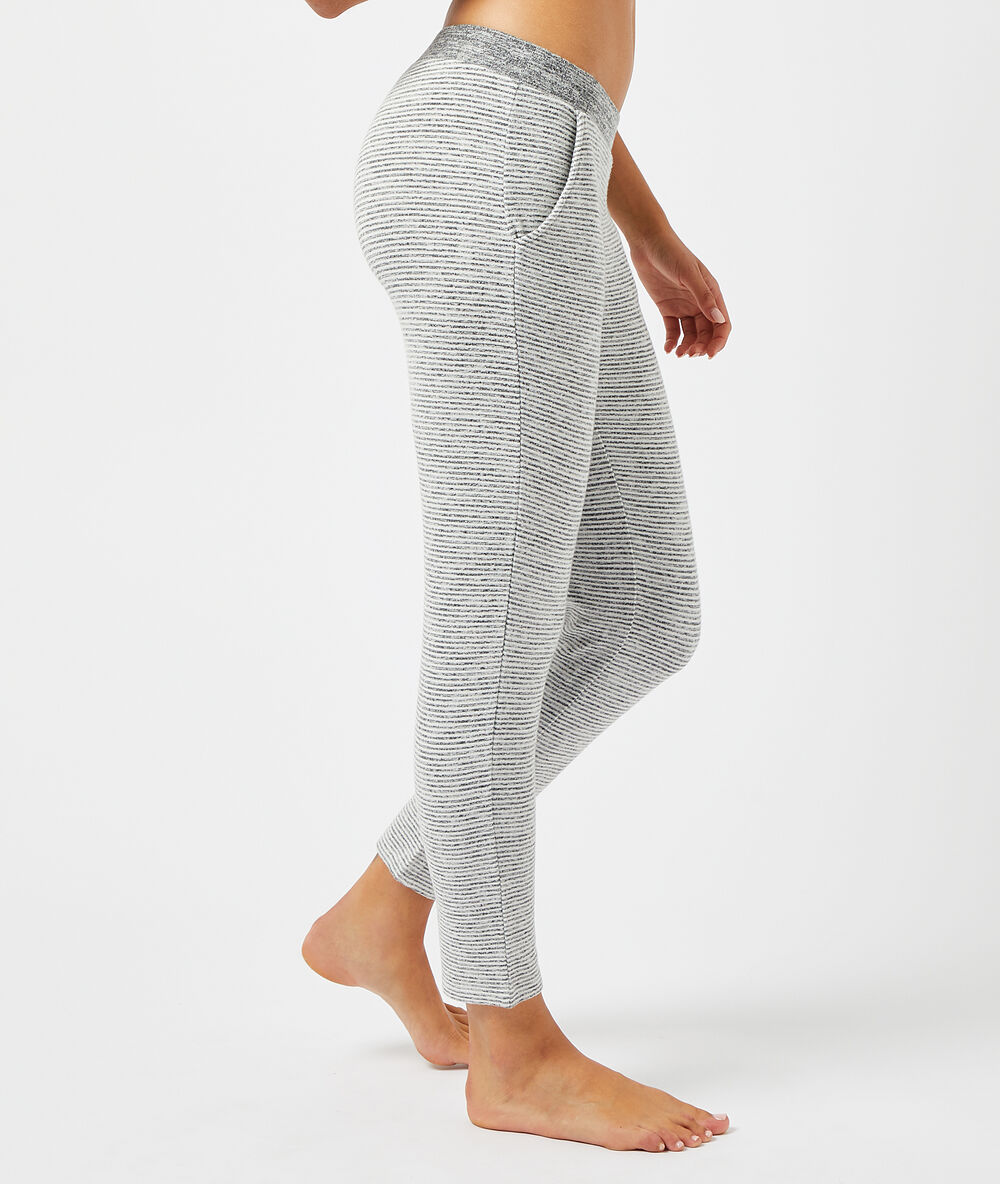Pantalon à rayures gris.