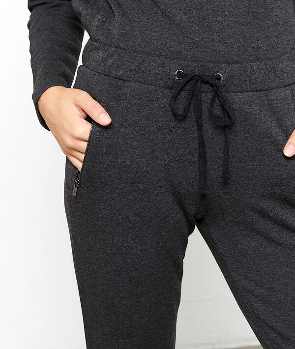 Pantalon molleton gris.