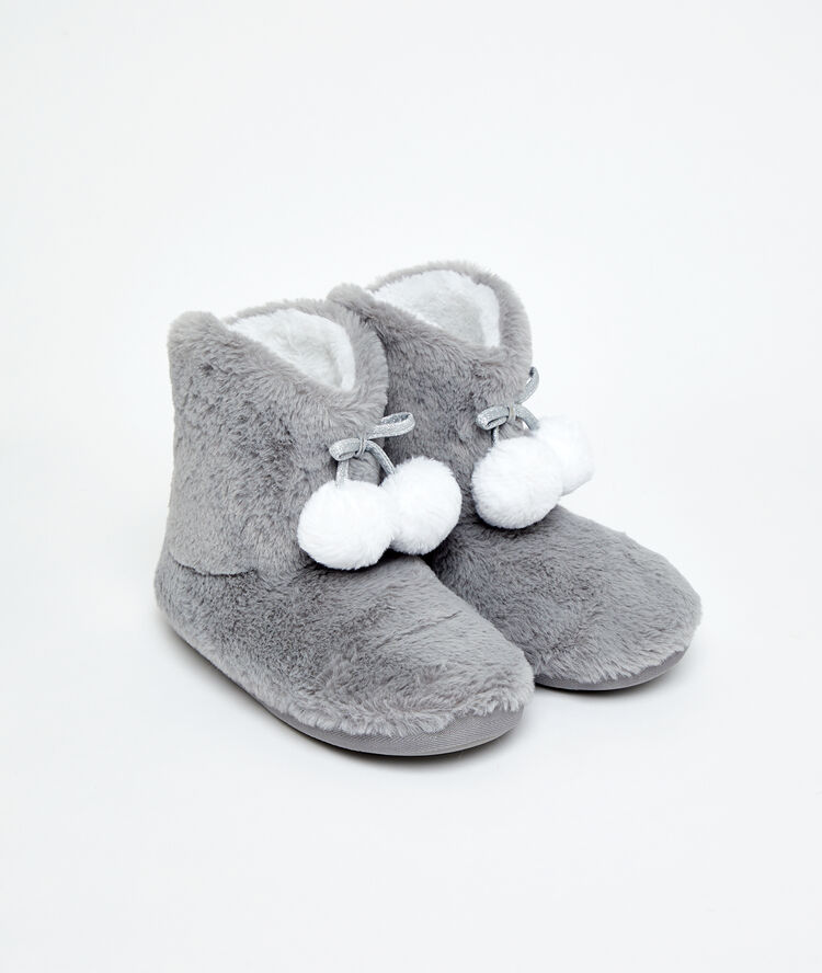 Chaussons bottines fourrées à pompons gris clair.