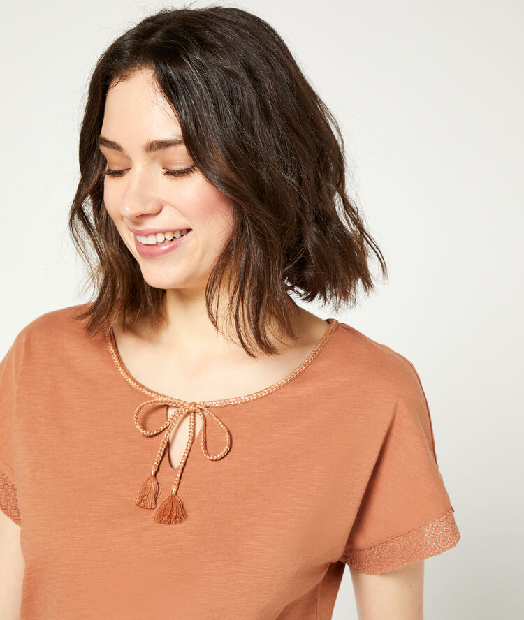 T-shirt col à lacets terracotta.