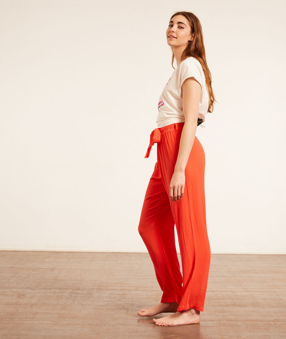 Pantalon de pyjama noué orange.