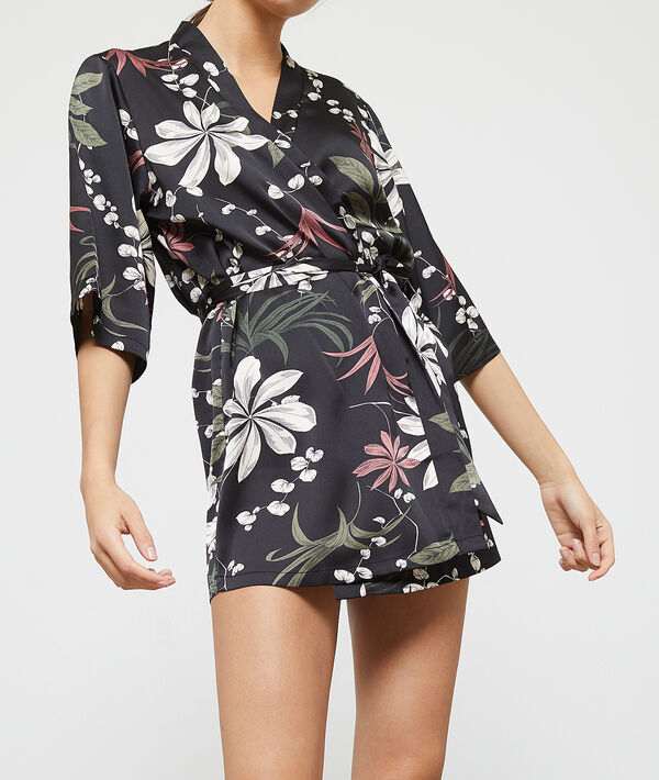 Kimono satiné imprimé fleuri noir.