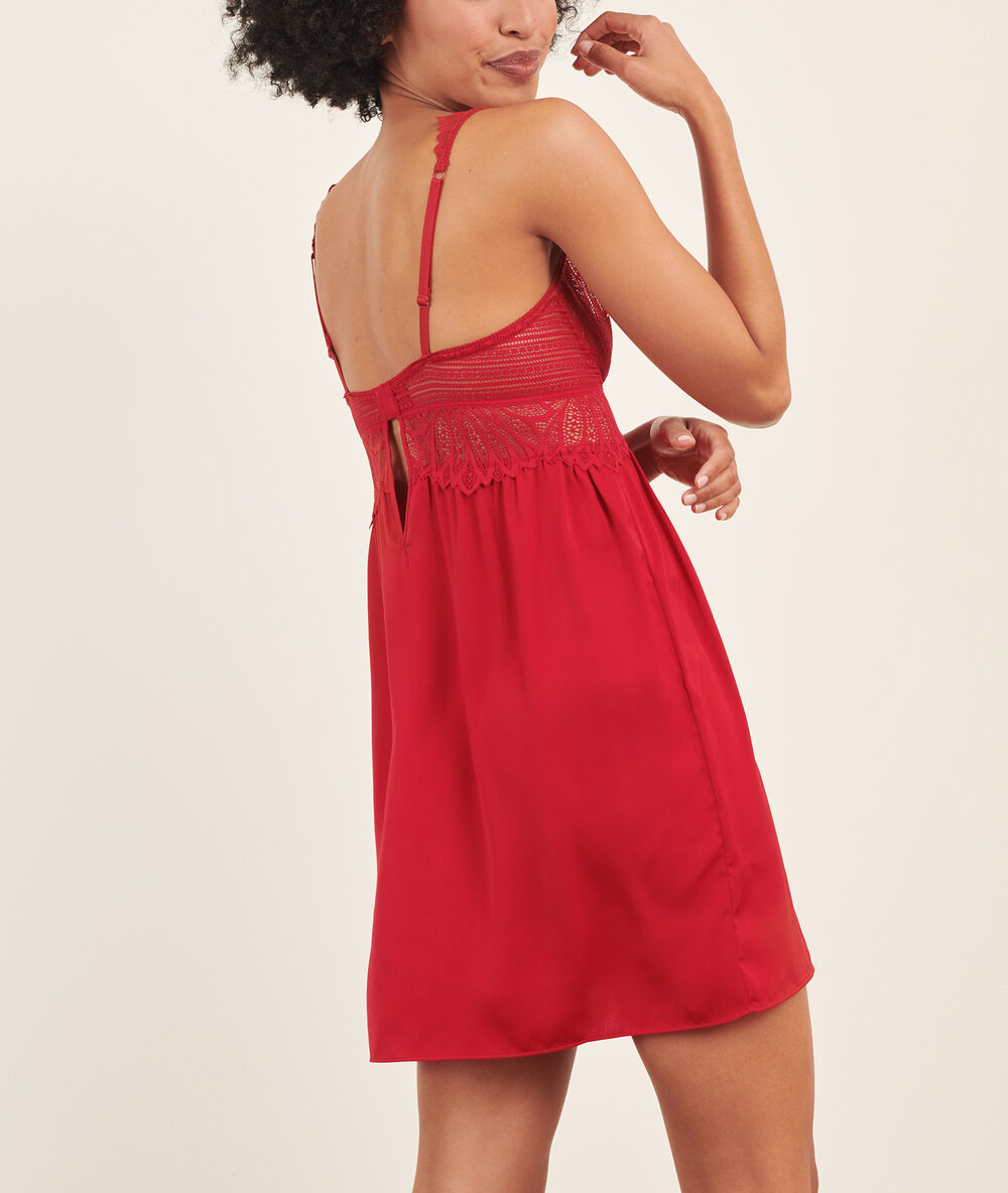 Nuisette décolleté dentelle rouge.