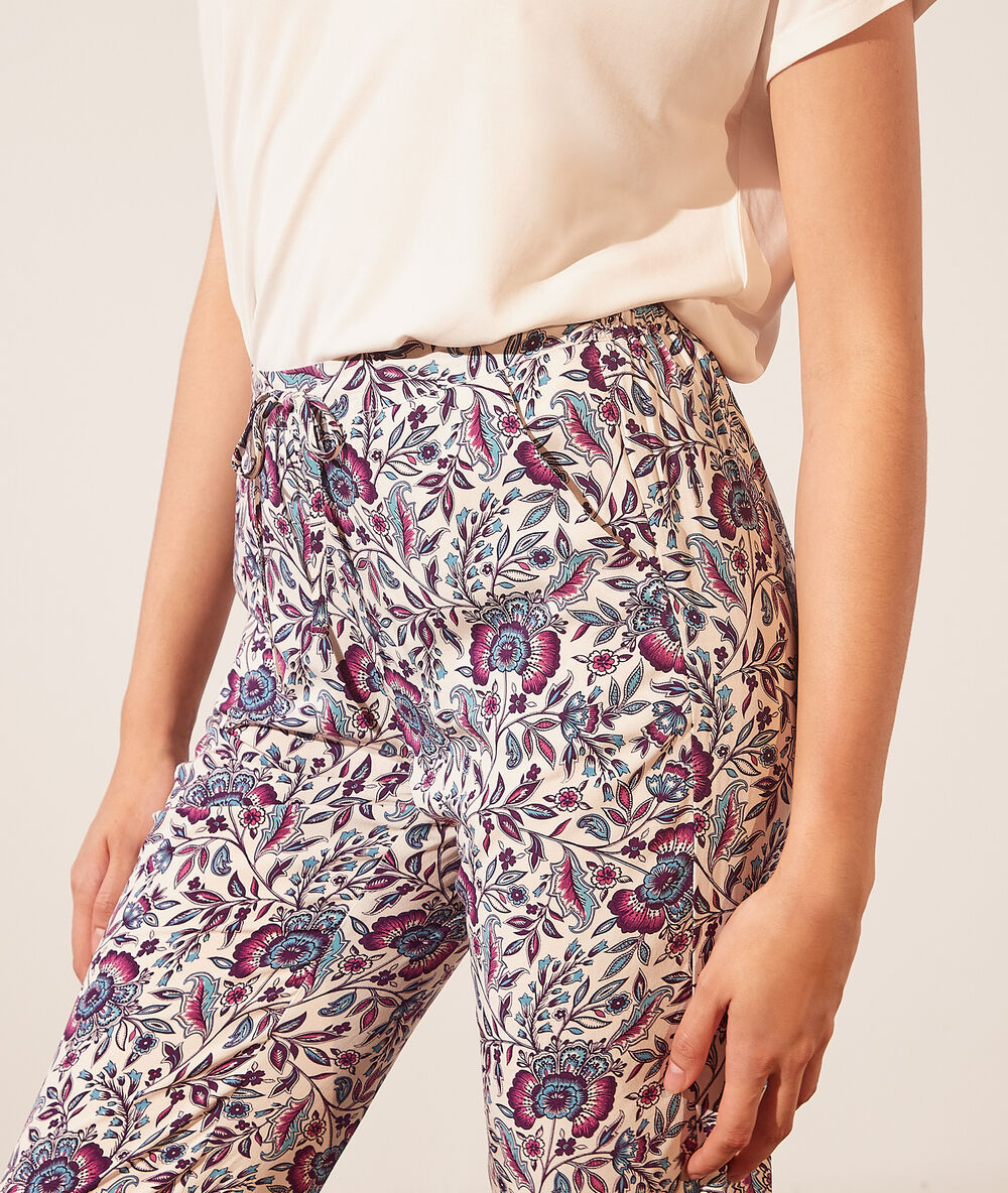 Pantalon de pyjama imprimé fleuri violet.
