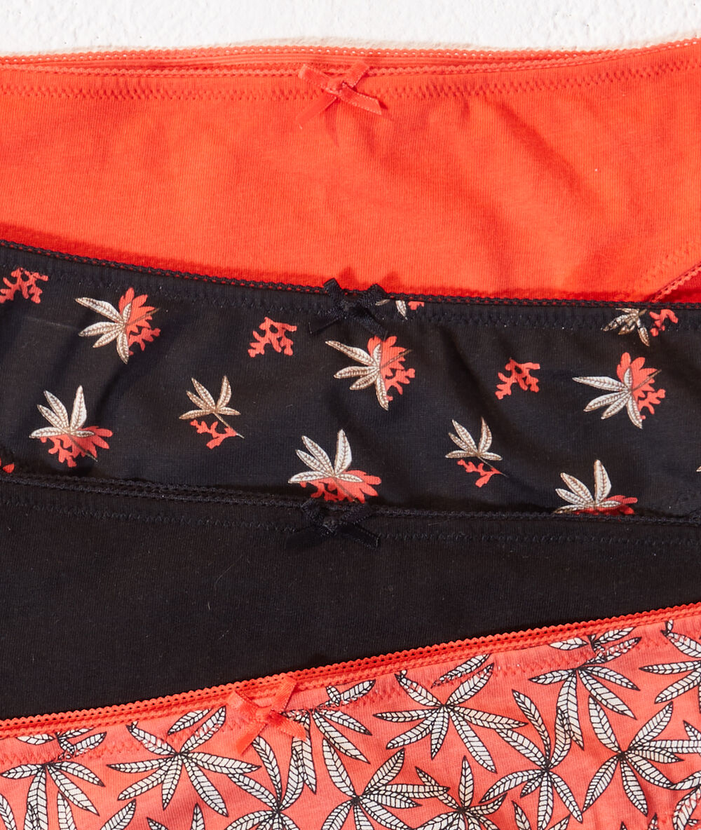 Lot de 4 culottes imprimées rouge.