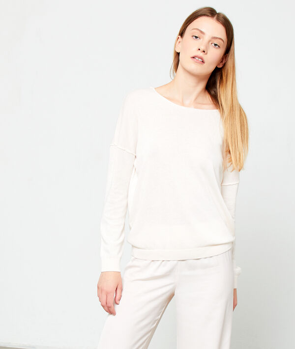 Pull maille fine dos décolleté rose poudre.