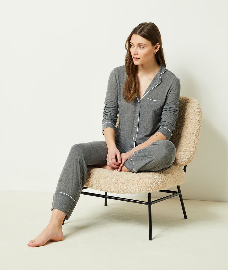 Chemise de pyjama unie gris.
