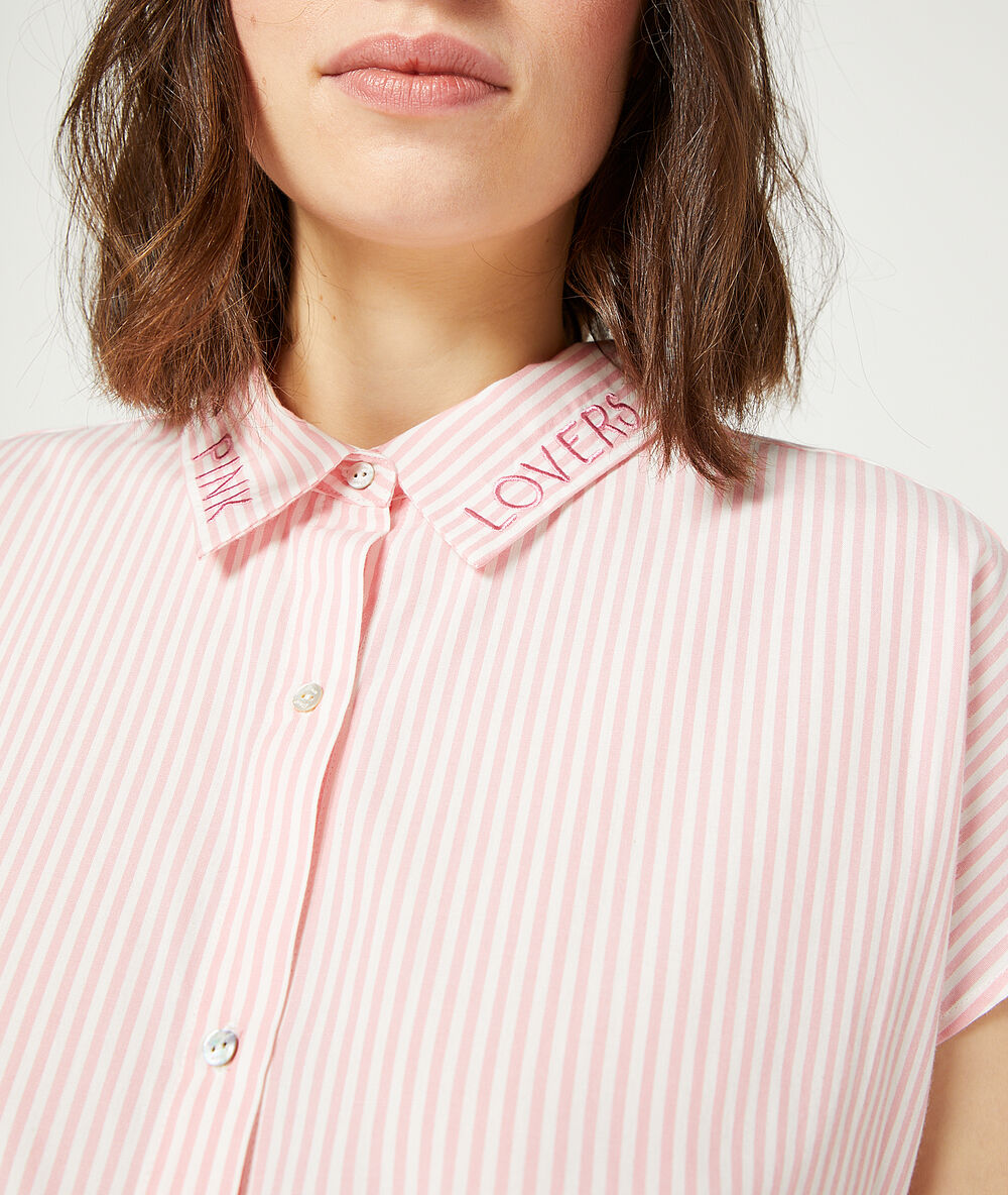 Chemise de pyjama à rayures rose.