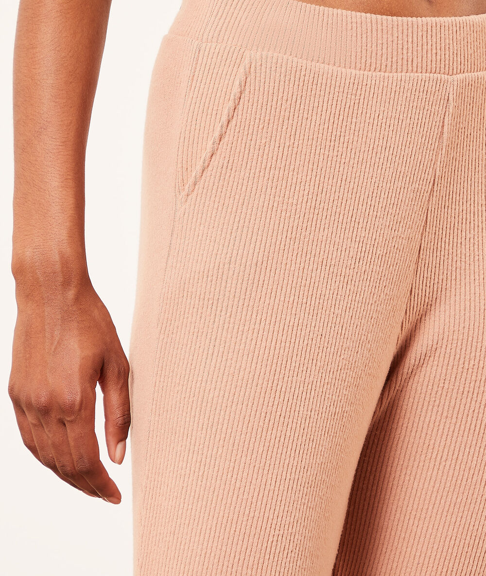 Pantalon jogger côtelé marron.