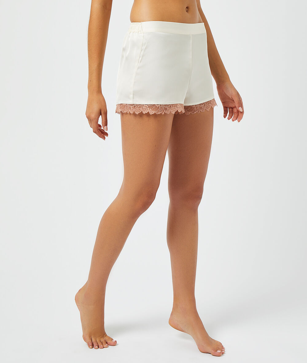 Short satiné, détails dentelle ecru.