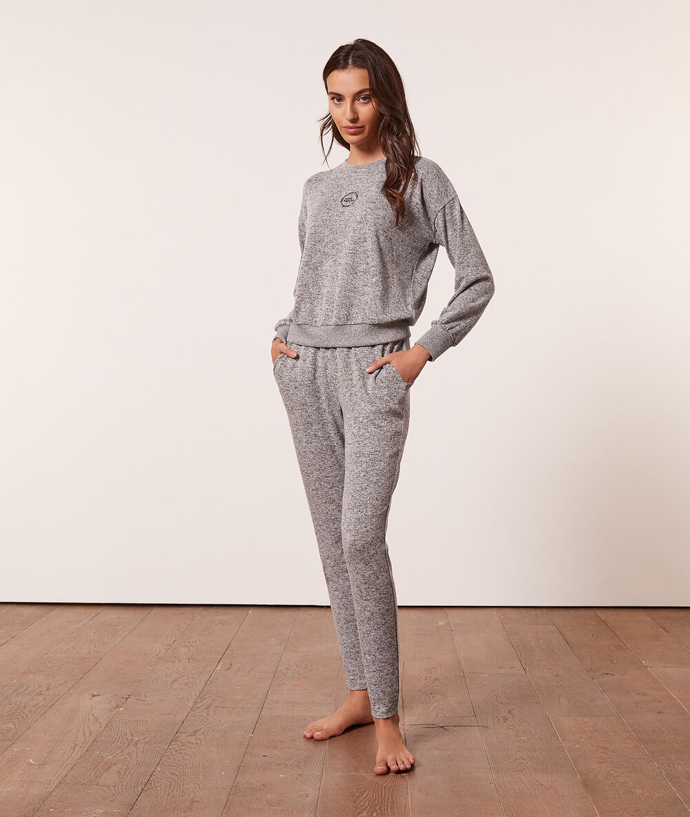 Pantalon de pyjama gris.