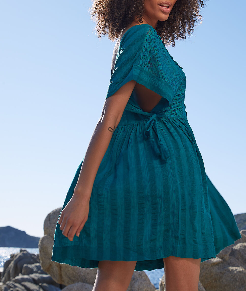 Tunique de plage décolleté ajouré vert.