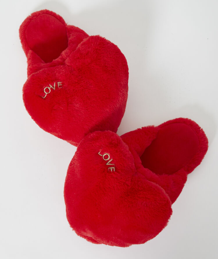 Chaussons doudou forme coeur rouge.
