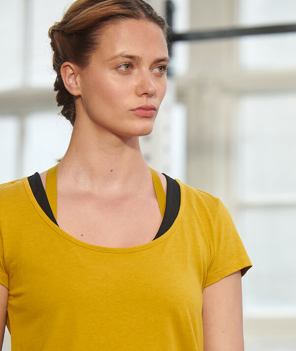 T-shirt de training, débardeur intégré ocre.