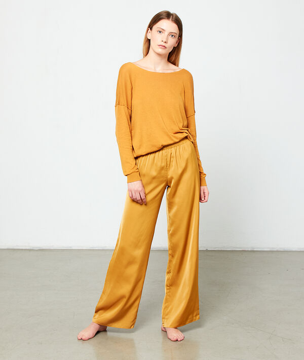 Pull maille fine dos décolleté ocre.