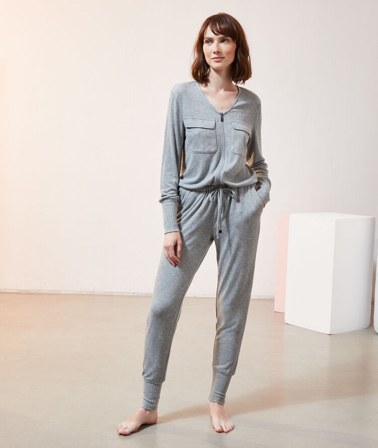 Combinaison loungewear gris.