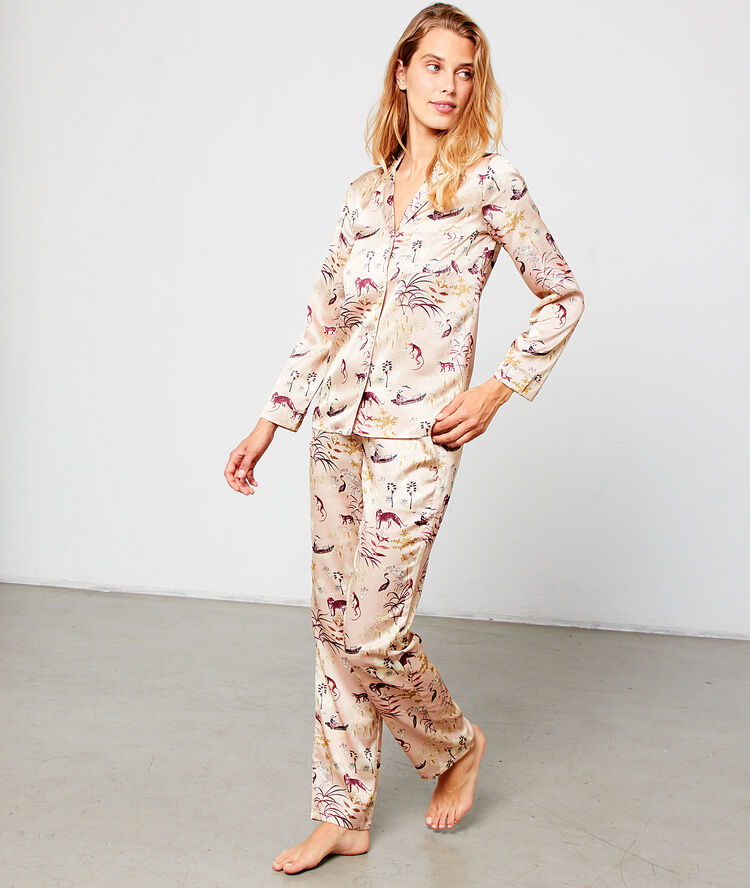 Chemise de pyjama satinée rose.