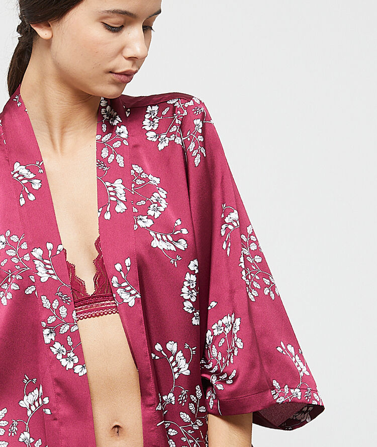 Kimono satiné imprimé fleuri bordeaux grenat.