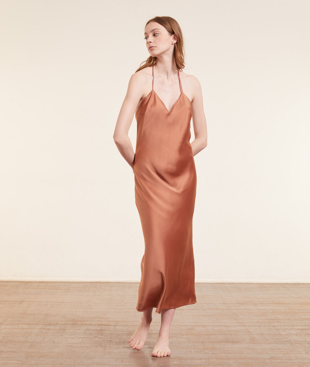 Nuisette longue dos nu satinée ocre.