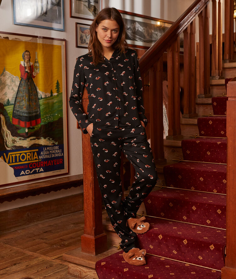 Chemise de pyjama imprimé raton laveur noir.