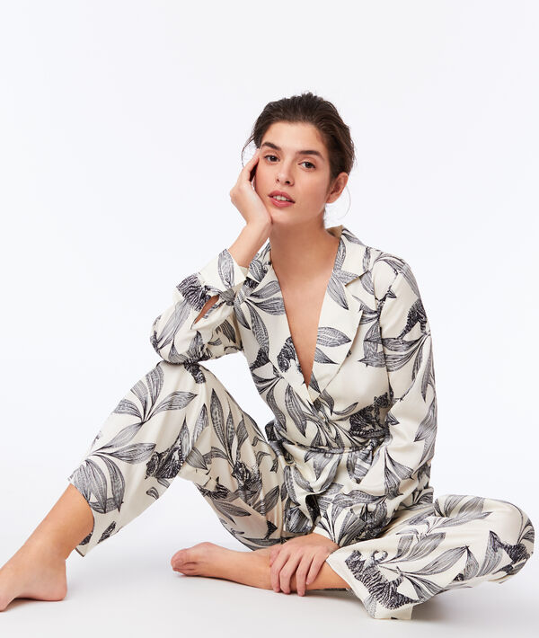 Chemise de pyjama nouée à imprimé floral ecru.