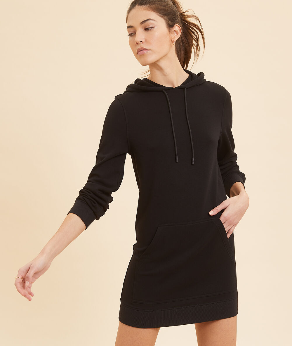 Robe sportswear noir.