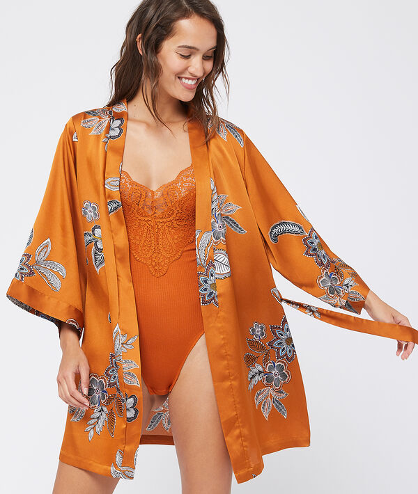 Kimono satiné imprimé moutarde.