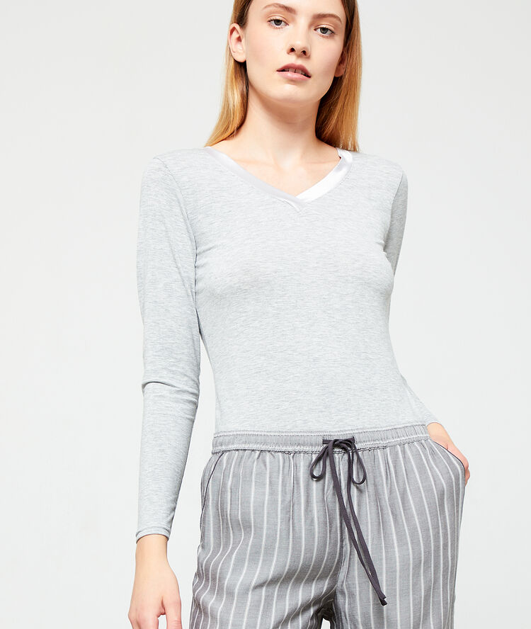 Top décolleté v satiné gris perle.