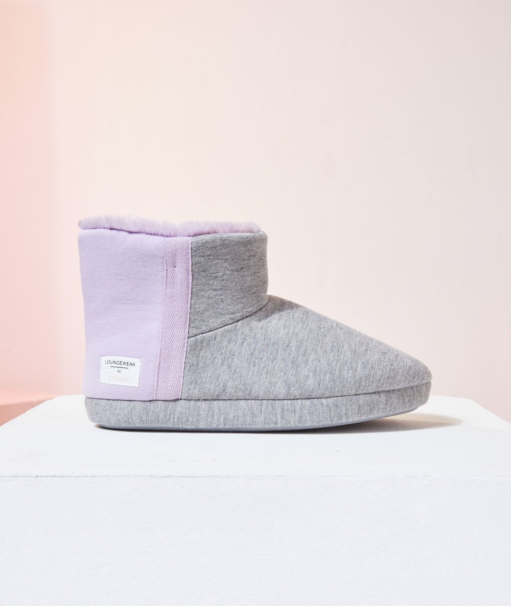 Chaussons bottines gris.