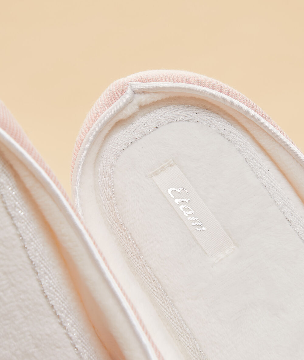 Chaussons mules rose poudre.