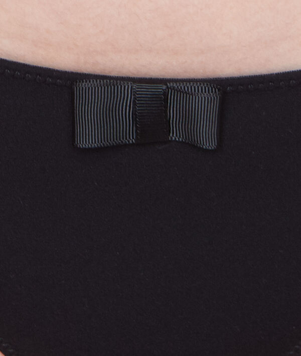 Culotte dentelle et microfibre noir.