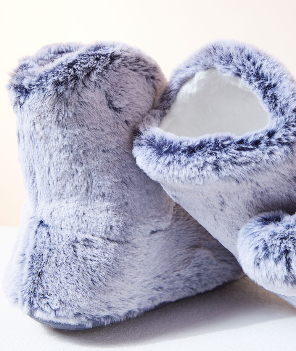 Chaussons bottines à pompons gris foncé.