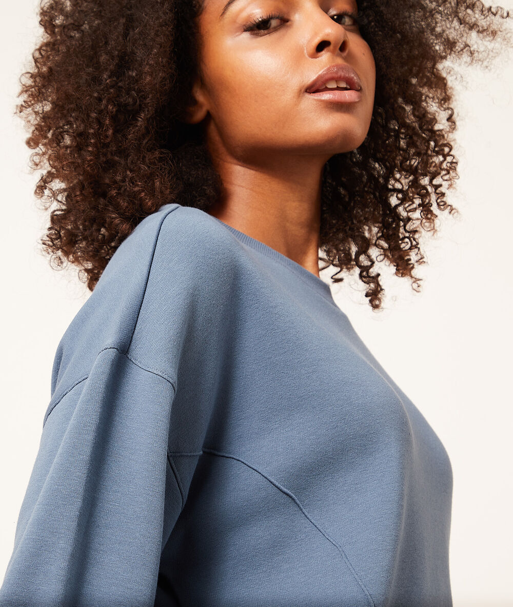 Sweat manches longues bleu.