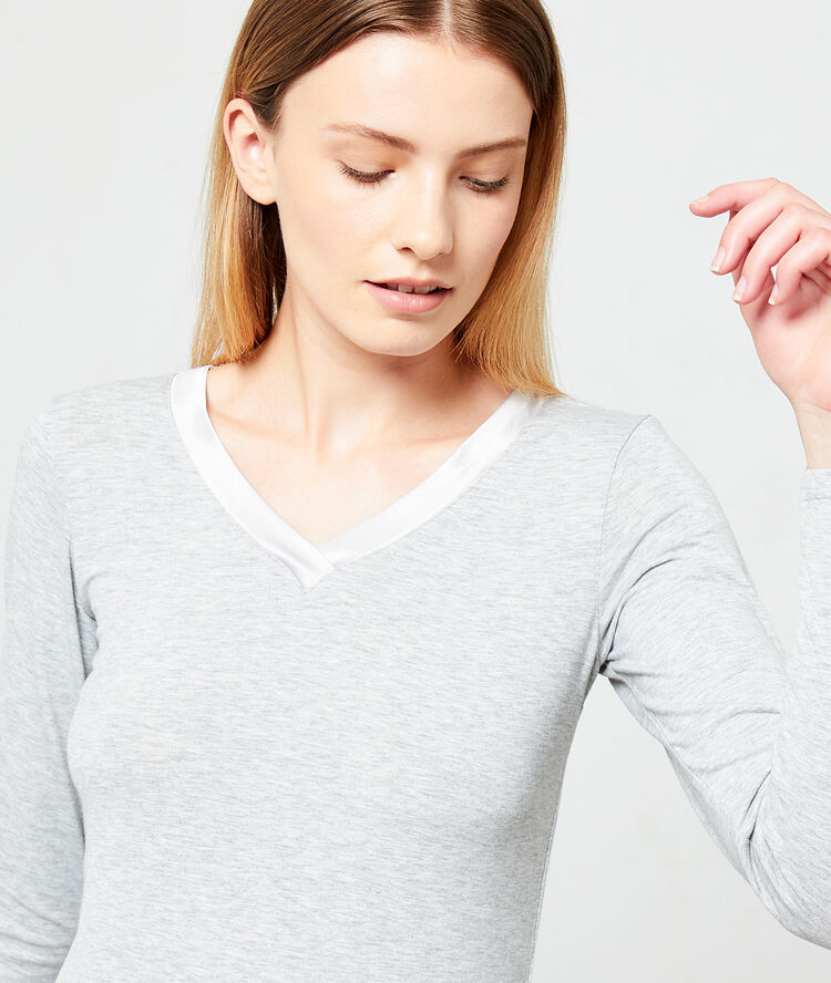 Top décolleté v satiné gris perle.