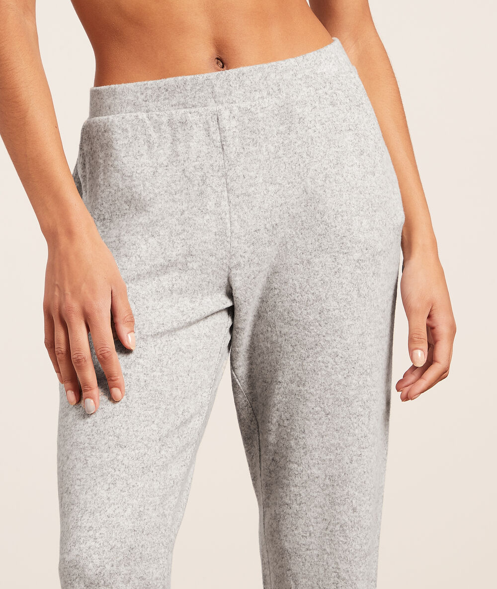 Pantalon de pyjama gris.