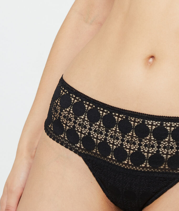 Tanga en dentelle noir.